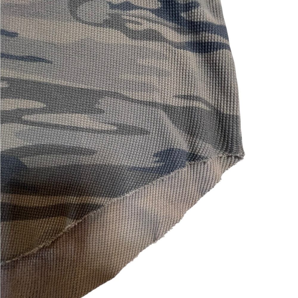 Johnny Was Fleurie Gray
Camo Floral Embroidered
Thermal Long Sleeve Top Size - Picture 9 of 11